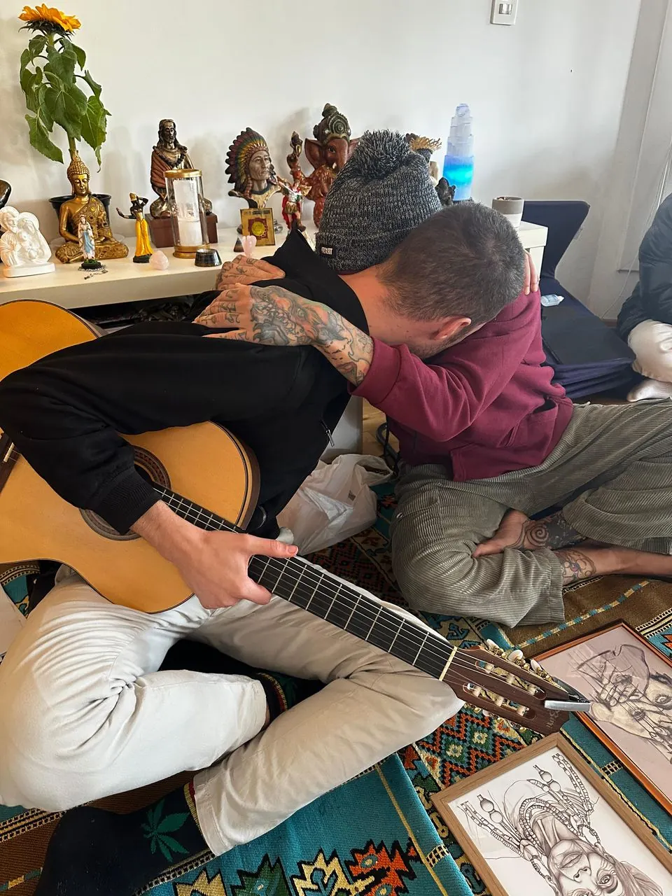 Roda com violão e desenhos sobre tapete